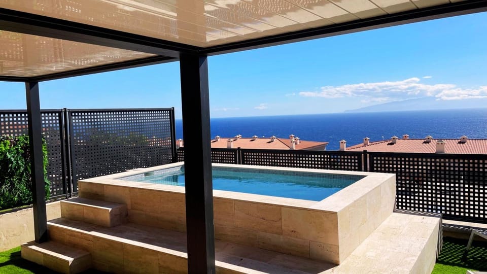 Balcony/Terrace, Sea view, Swimming pool