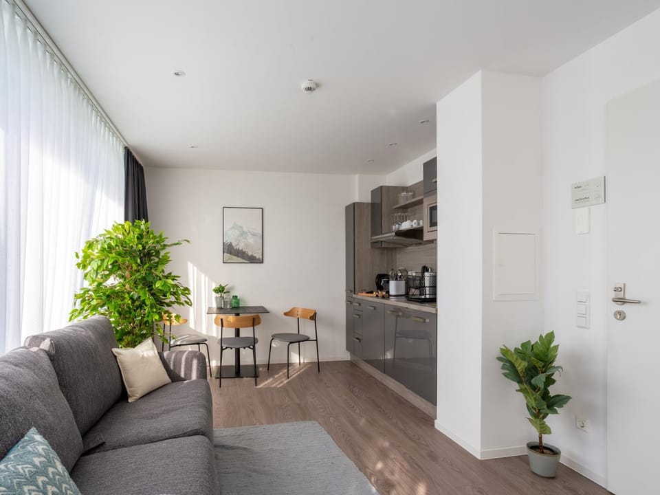Kitchen or kitchenette, Seating area, stove