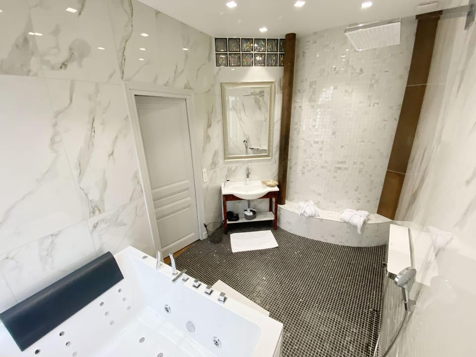 Shower, Bathroom, View (from property/room), View (from property/room), Photo of the whole room, Inner courtyard view, hair dryier