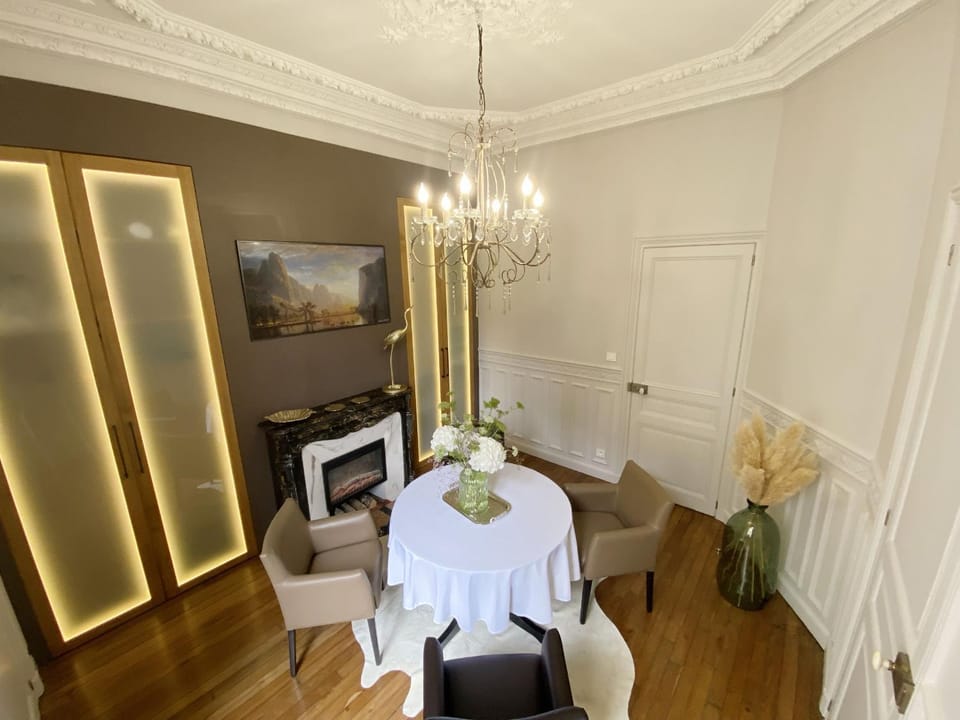 Communal lounge/ TV room, Library, Library, TV and multimedia, View (from property/room), Living room, Photo of the whole room, Decorative detail, Dining area, Meeting/conference room, Guests, Dinner, Family, Inner courtyard view, storage, storage, VIP