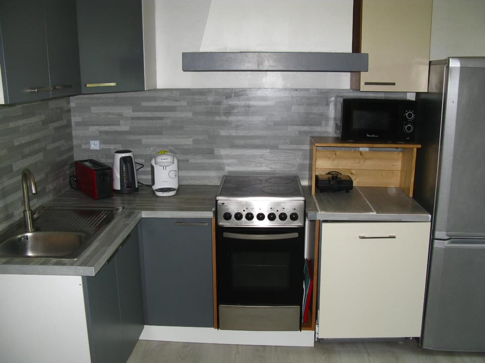 Coffee/tea facilities, dishwasher, oven, stove