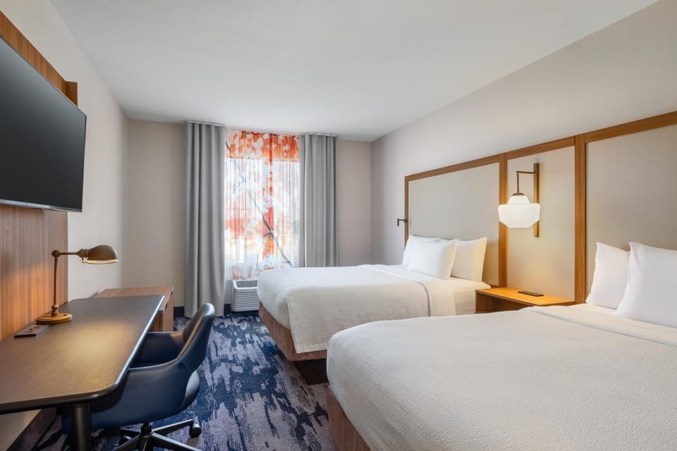 Bed, TV and multimedia, Photo of the whole room, Bedroom