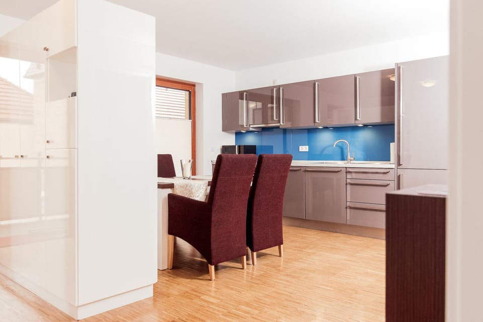 Kitchen or kitchenette, Dining area