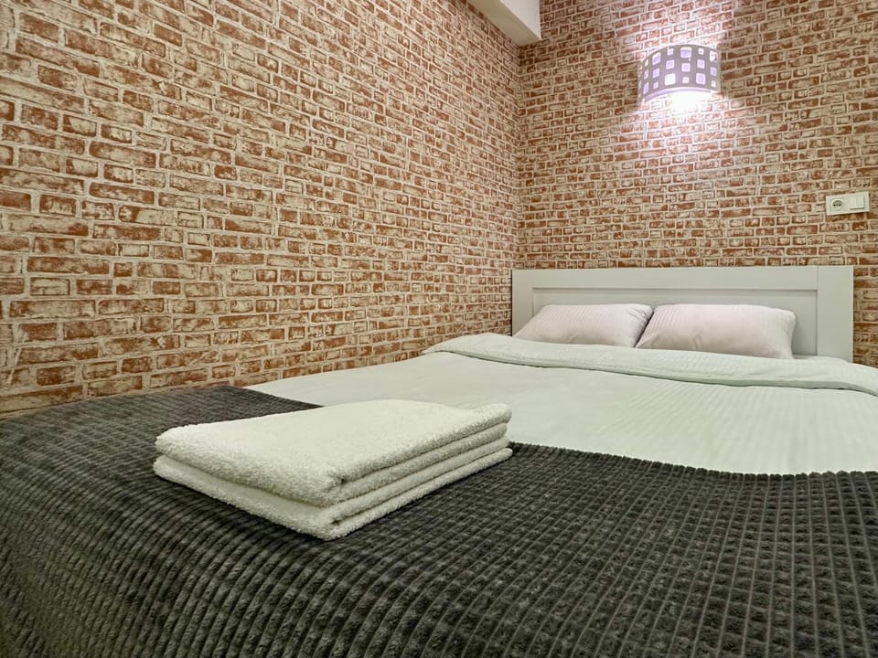 Bed, towels