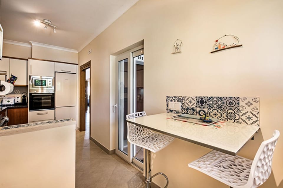 Kitchen or kitchenette, Dining area, minibar, pet friendly, stove