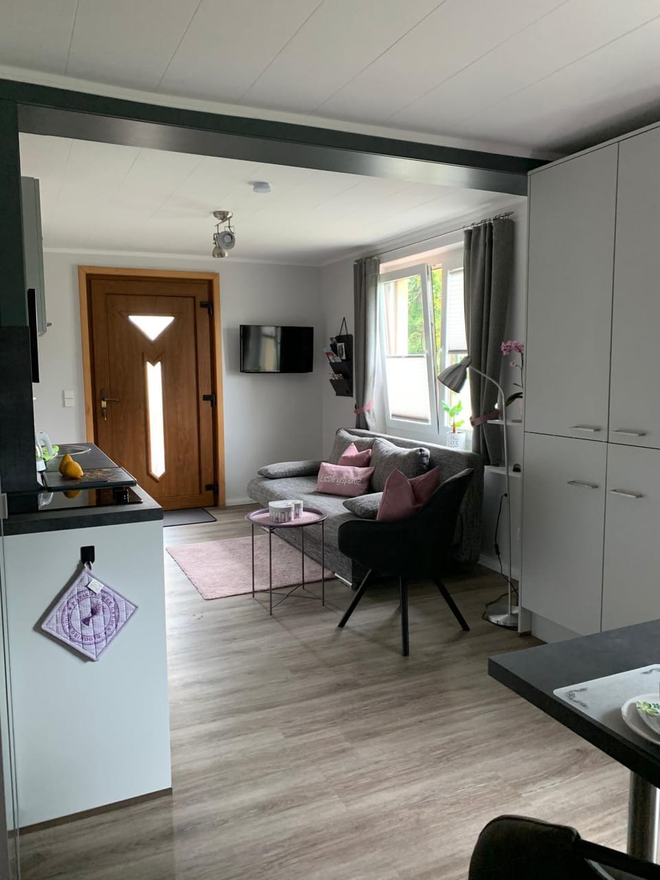 Kitchen or kitchenette, Seating area, Dining area