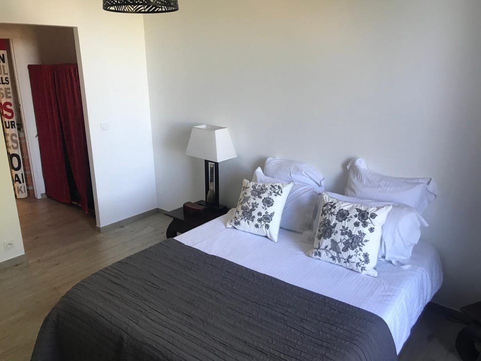 Photo of the whole room, Bedroom