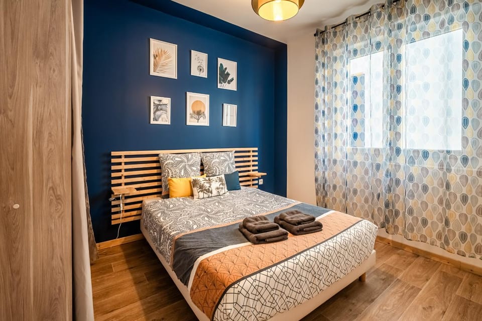 Bed, Photo of the whole room, Bedroom, towels