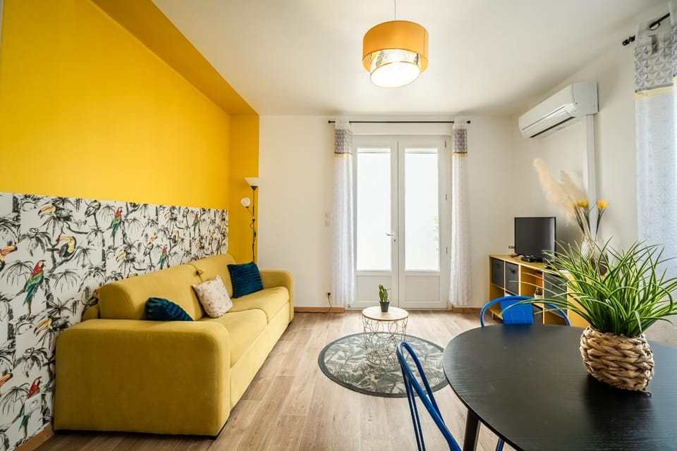 TV and multimedia, Living room, Seating area, Dining area, air conditioner