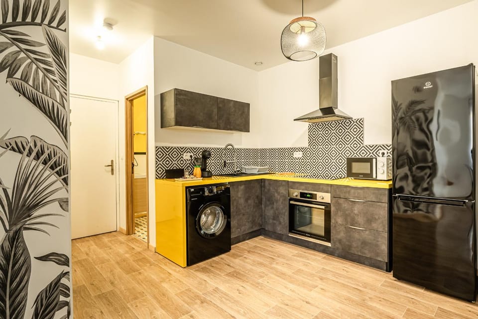 Coffee/tea facilities, oven, stove, washing machine, kitchen