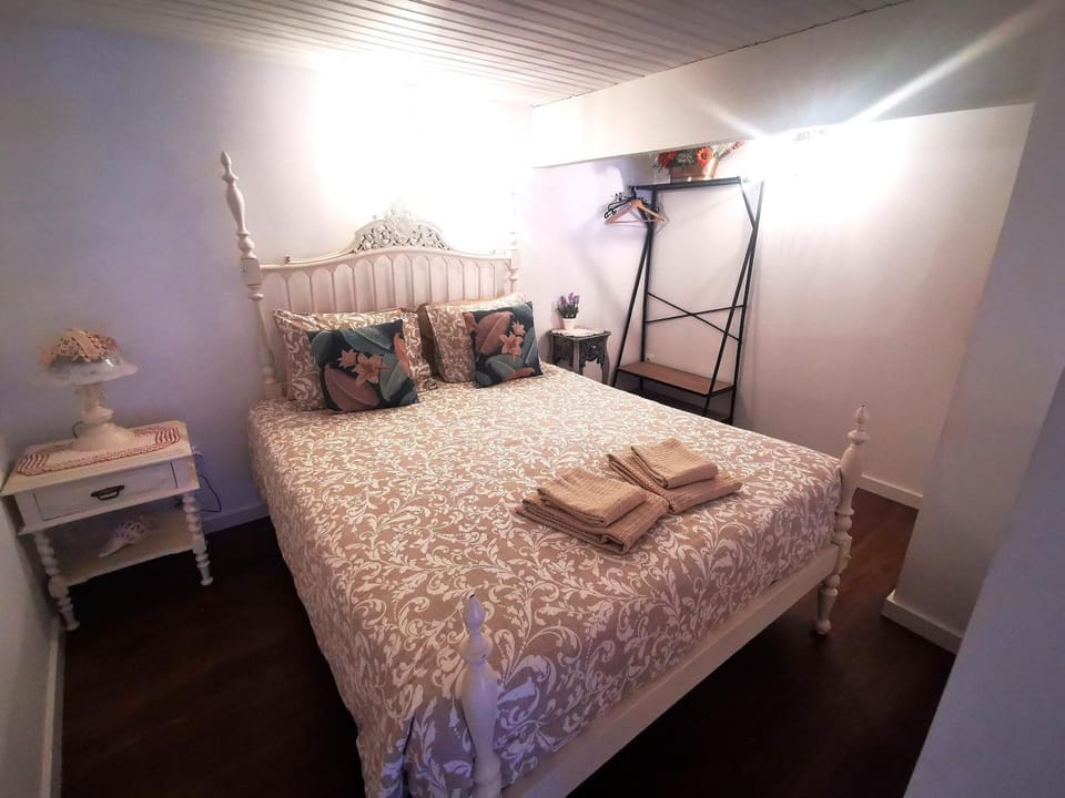 Bedroom, towels