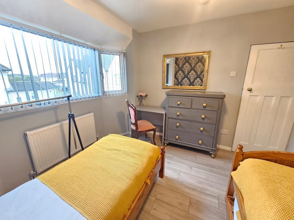 Bed, Photo of the whole room, Seating area, Bedroom, wardrobe