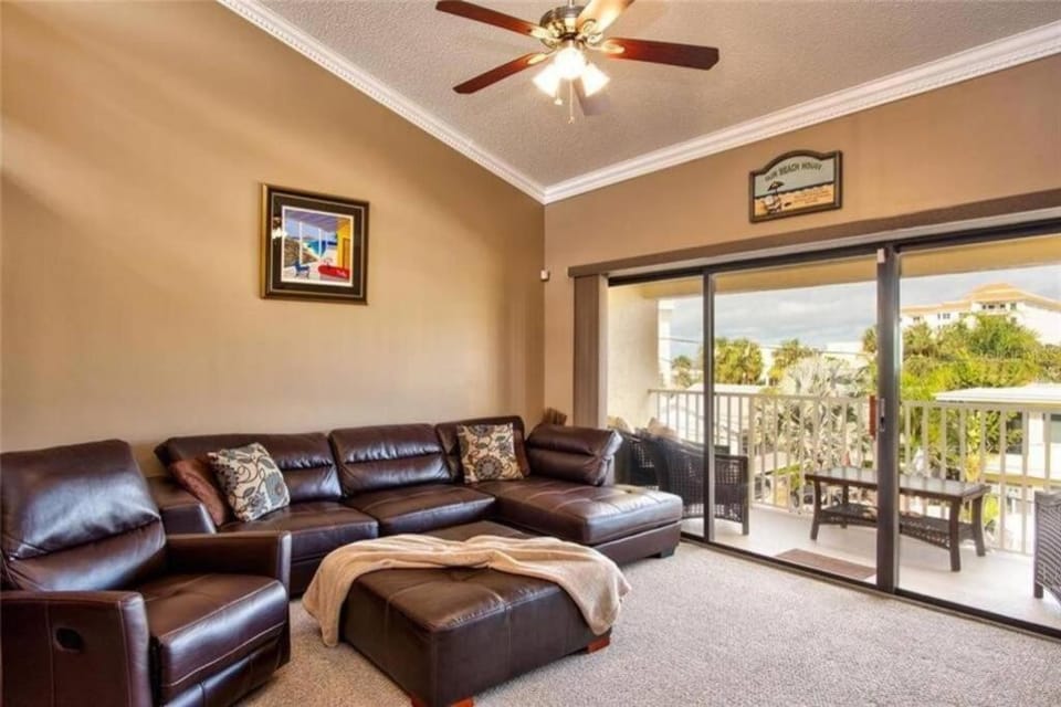 Beach condo in the heart of Clearwater beach Apartment in Clearwater Beach