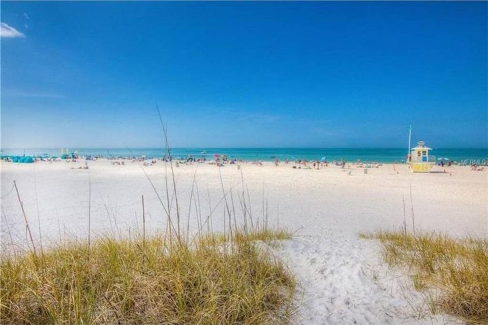 Beach condo in the heart of Clearwater beach Apartment in Clearwater Beach