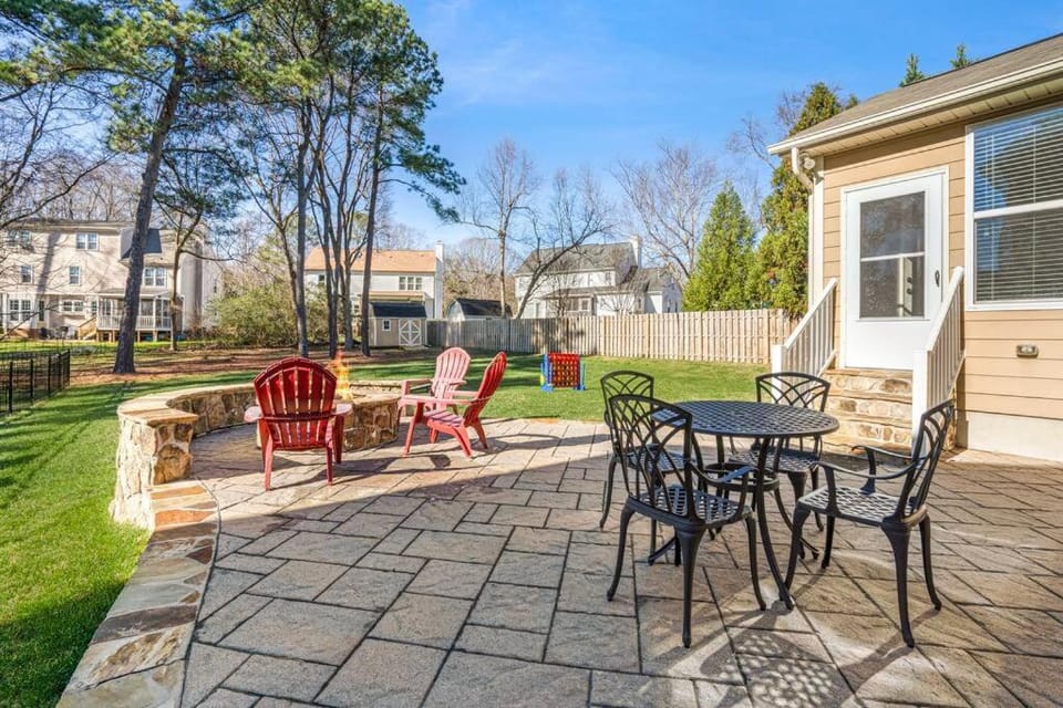 Spacious Family Getaway ~ Fire Pit~ Private Office House in Raleigh
