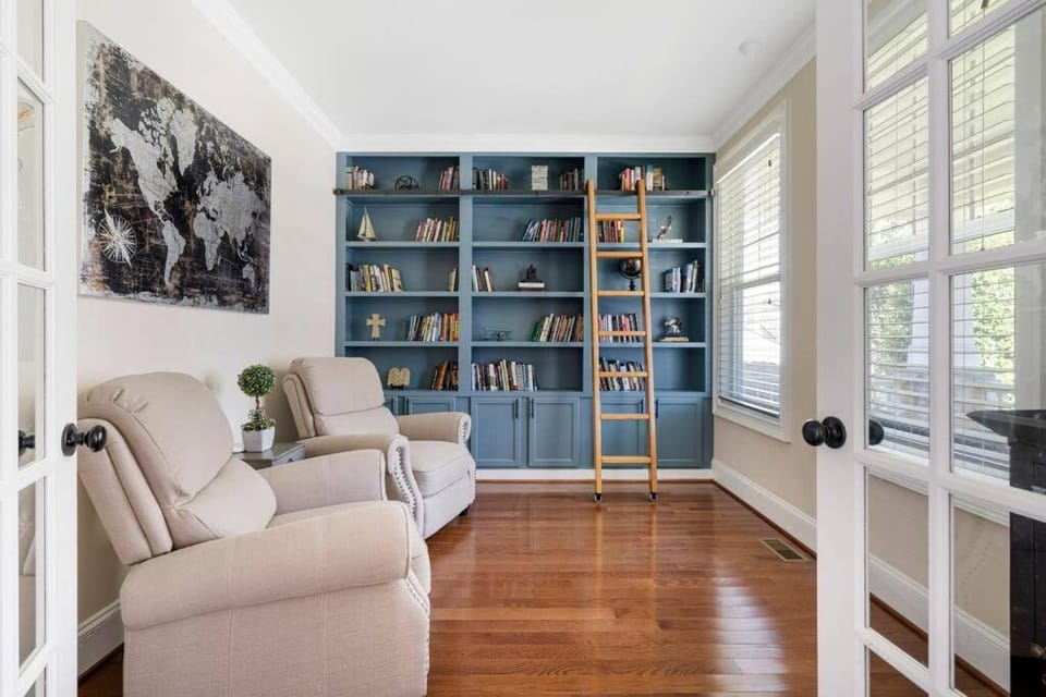 Spacious Family Getaway ~ Fire Pit~ Private Office House in Raleigh