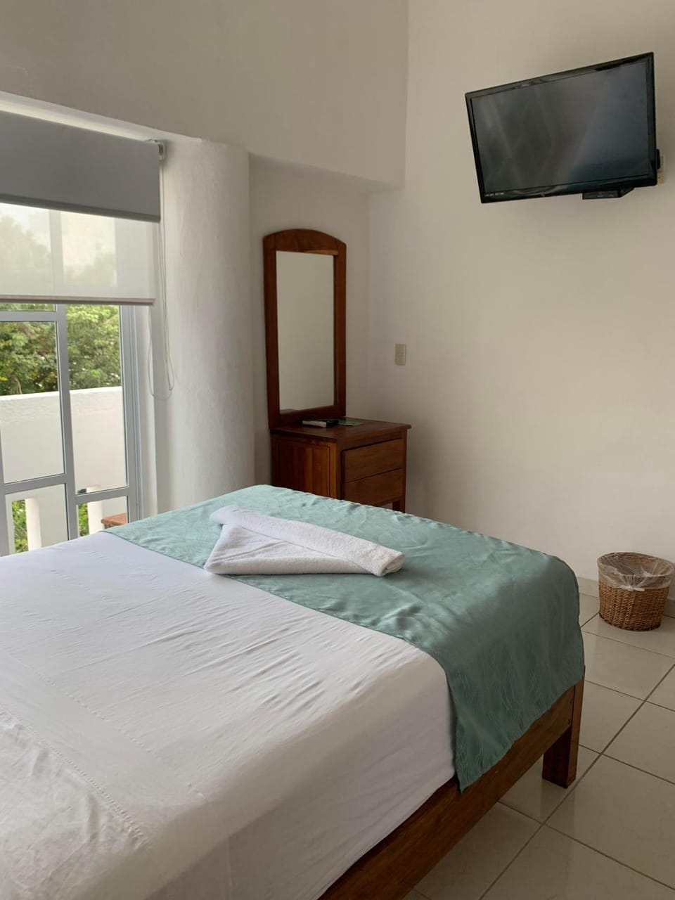 Bed, TV and multimedia, Photo of the whole room, Bedroom