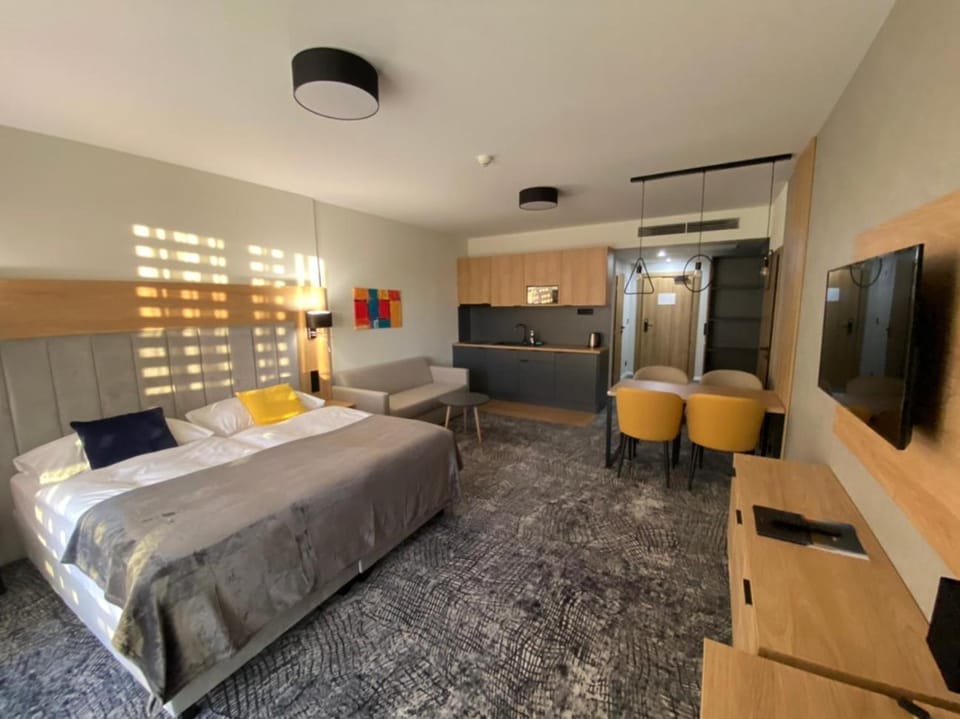TV and multimedia, Kitchen or kitchenette, Dining area