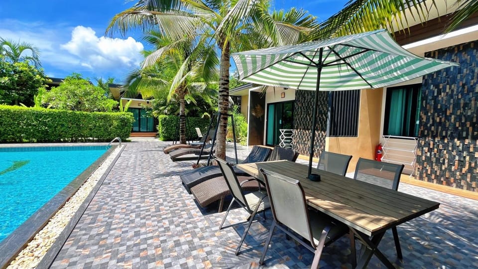 Swimming pool, sunbed
