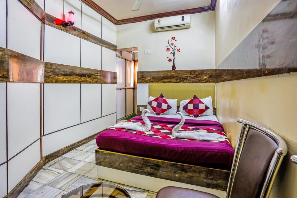 Bed, Photo of the whole room, Seating area, Bedroom, wardrobe