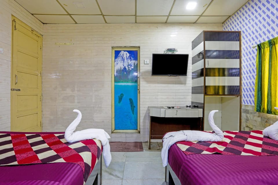 Communal lounge/ TV room, Bed, TV and multimedia, Photo of the whole room, Evening entertainment, Bedroom, towels, air conditioner