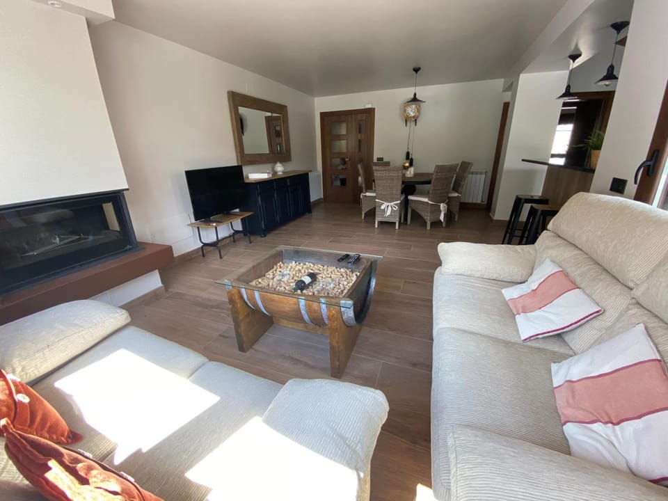 TV and multimedia, Living room, Photo of the whole room, Seating area