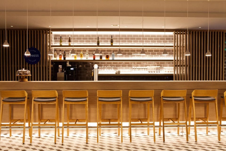 Restaurant/places to eat, Lounge or bar