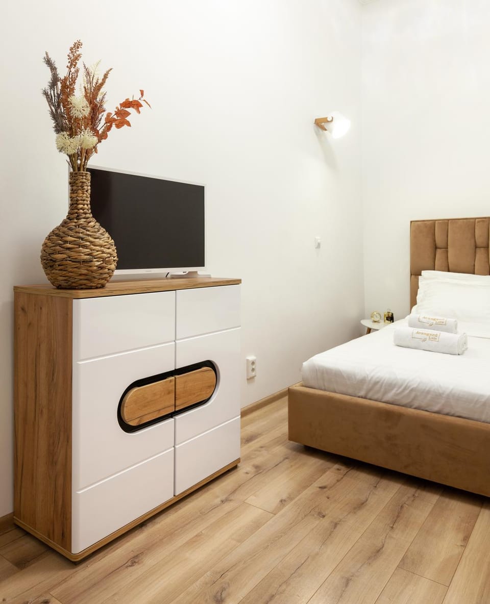Bed, TV and multimedia, Photo of the whole room, Bedroom, wardrobe
