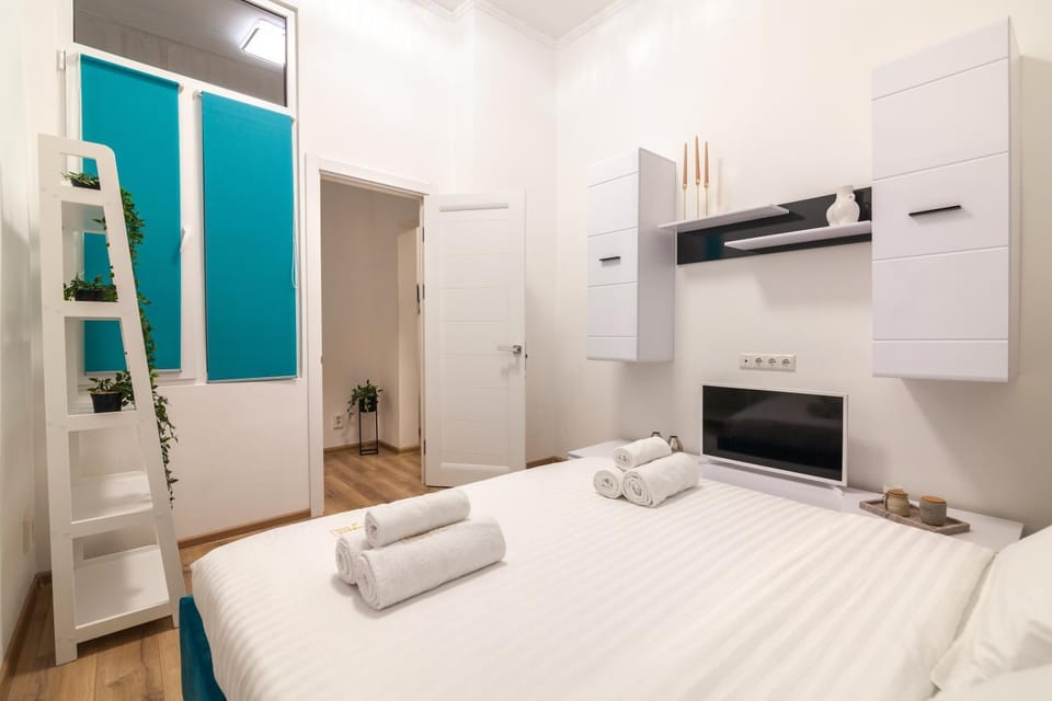 Bed, TV and multimedia, Photo of the whole room, Bedroom, towels, wardrobe