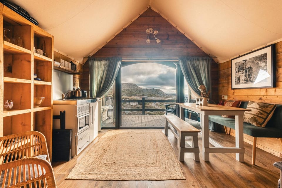 Natural landscape, Kitchen or kitchenette, Living room, Seating area, Dining area, Mountain view, pet friendly