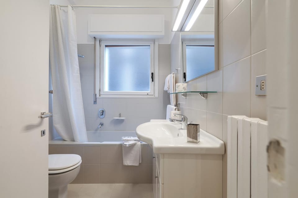 Toilet, Bathroom, bidet, towels