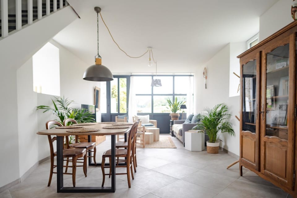 TV and multimedia, Living room, Seating area, Dining area