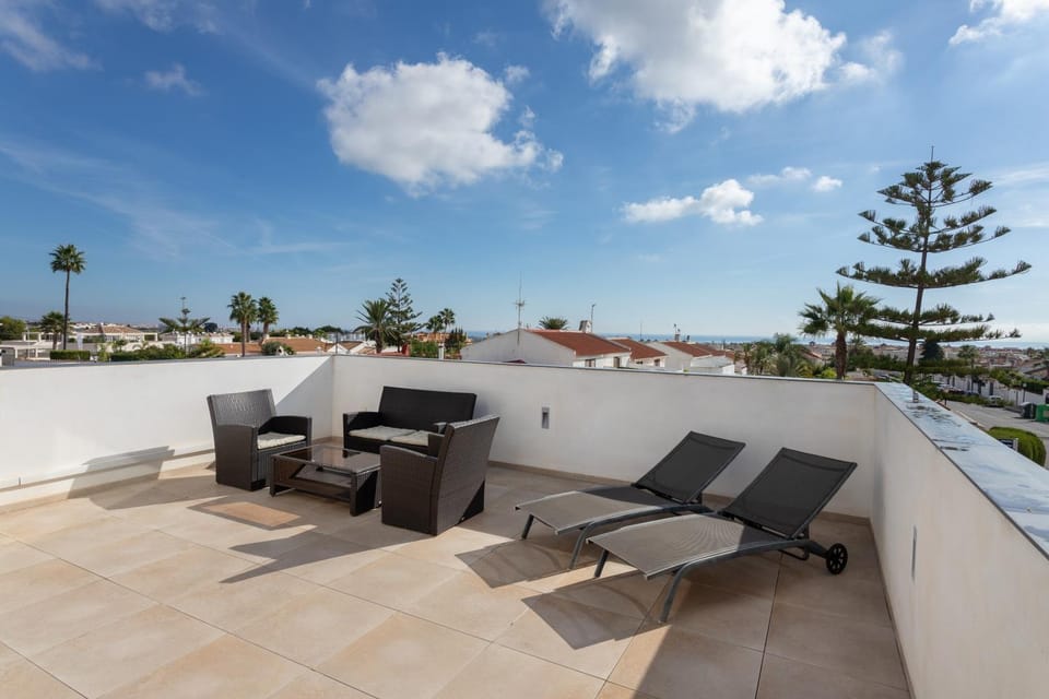 Property building, Balcony/Terrace, Living room