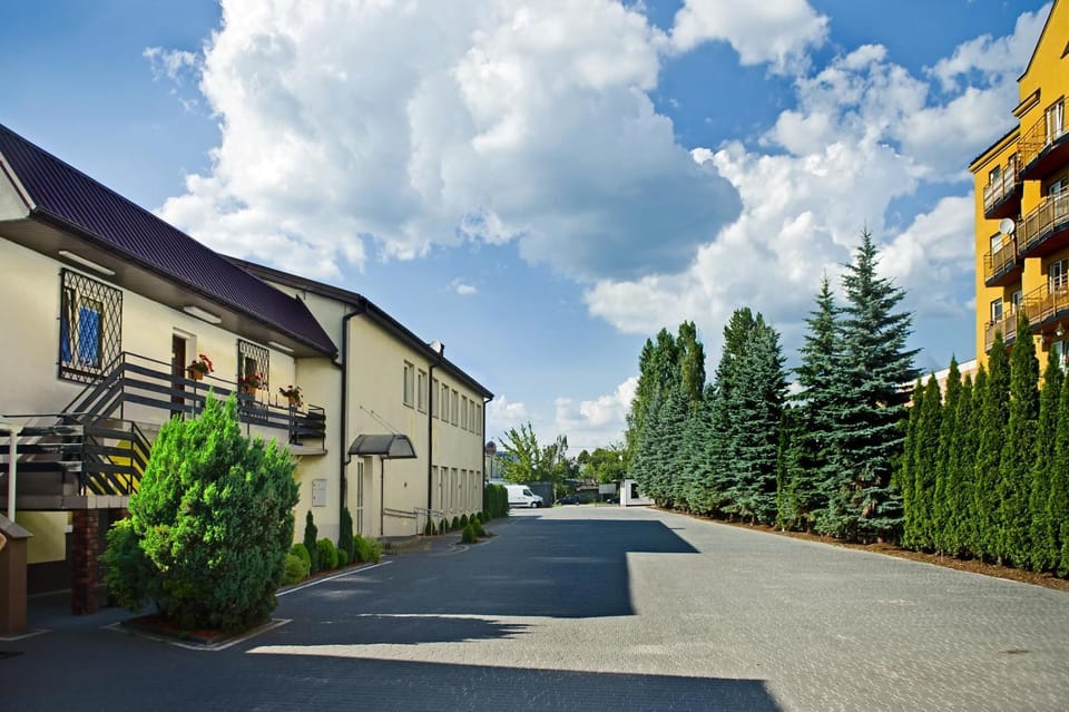 Property building, Restaurant/places to eat, Facade/entrance, Neighbourhood, Area and facilities