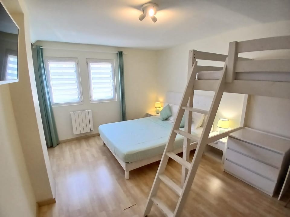 ''Palais du Lac'', SMEG VERT d'eau Apartment in Évian-les-Bains