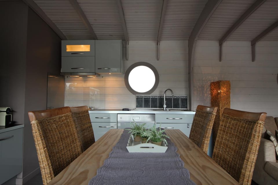 Kitchen or kitchenette, Dining area, minibar, pet friendly