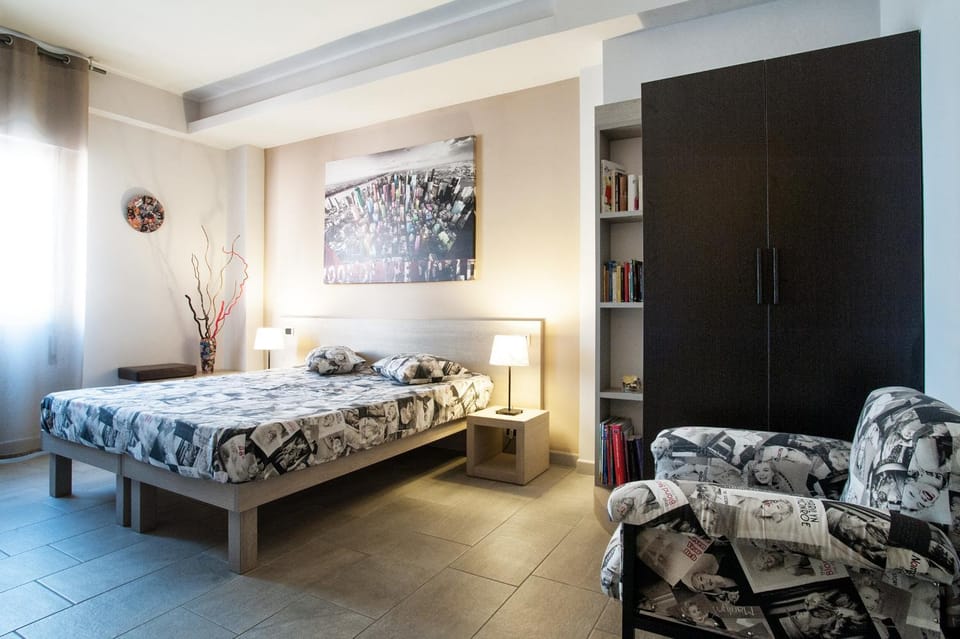 Photo of the whole room, Bedroom