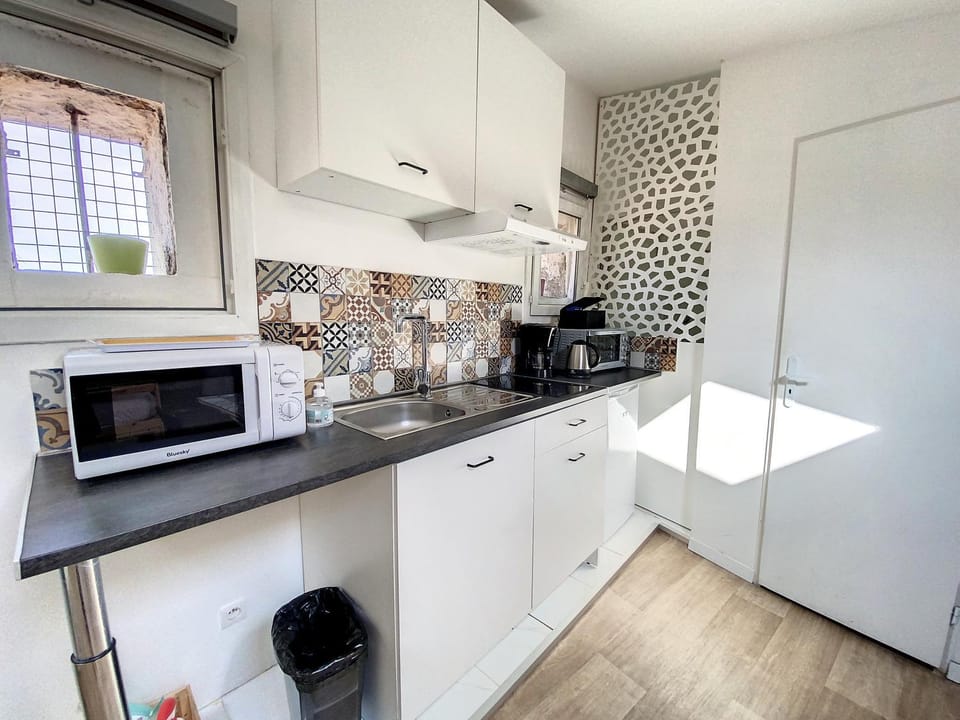 Kitchen or kitchenette