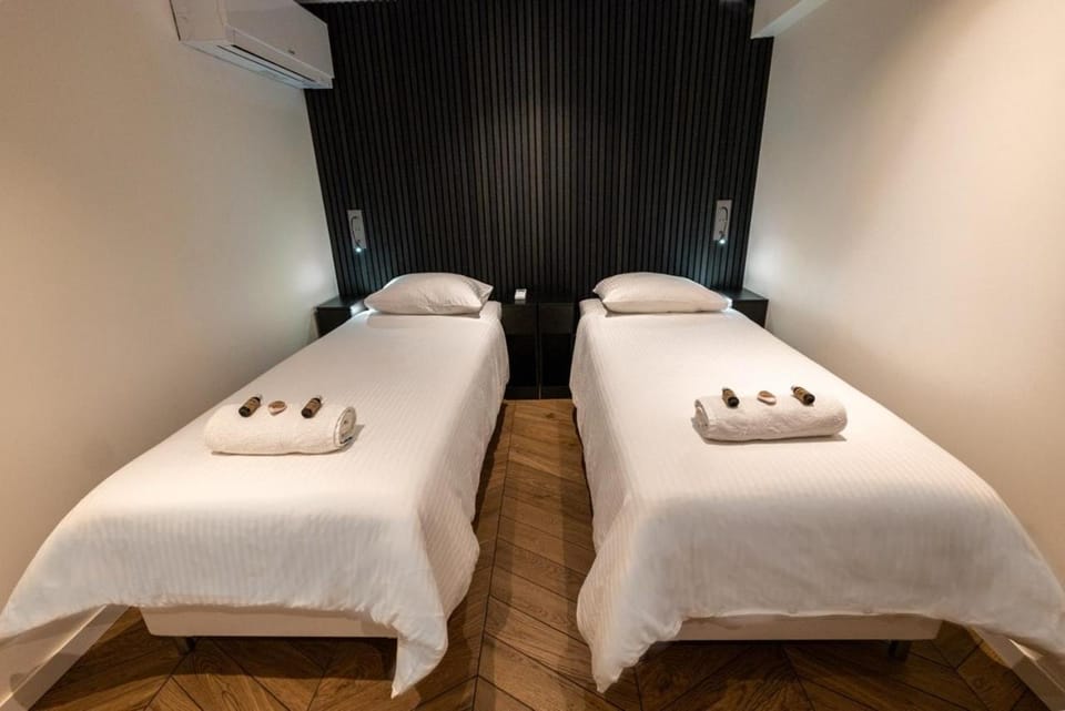 Bed, Photo of the whole room, Bedroom, towels