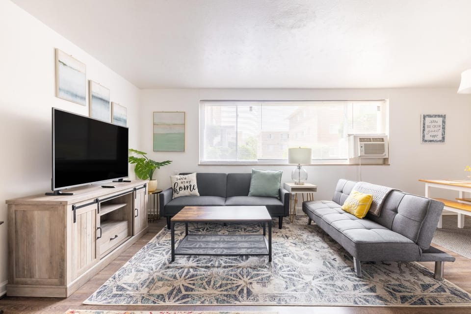 Georgetown Villas 1-1b Close to Cleveland Airport and the Rocky River Valley Apartment in Cleveland Heights