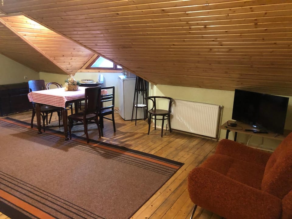 TV and multimedia, Coffee/tea facilities, Living room, Photo of the whole room, Seating area