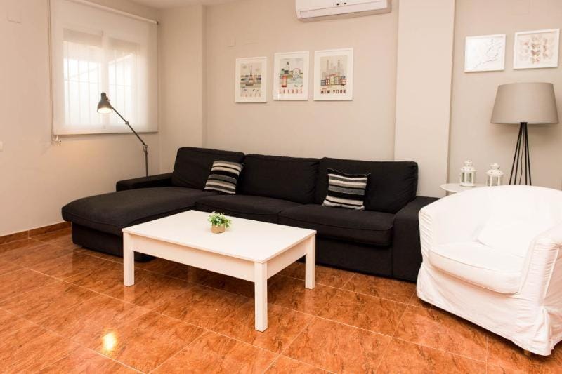 Communal lounge/ TV room, TV and multimedia, Living room, Seating area, air conditioner