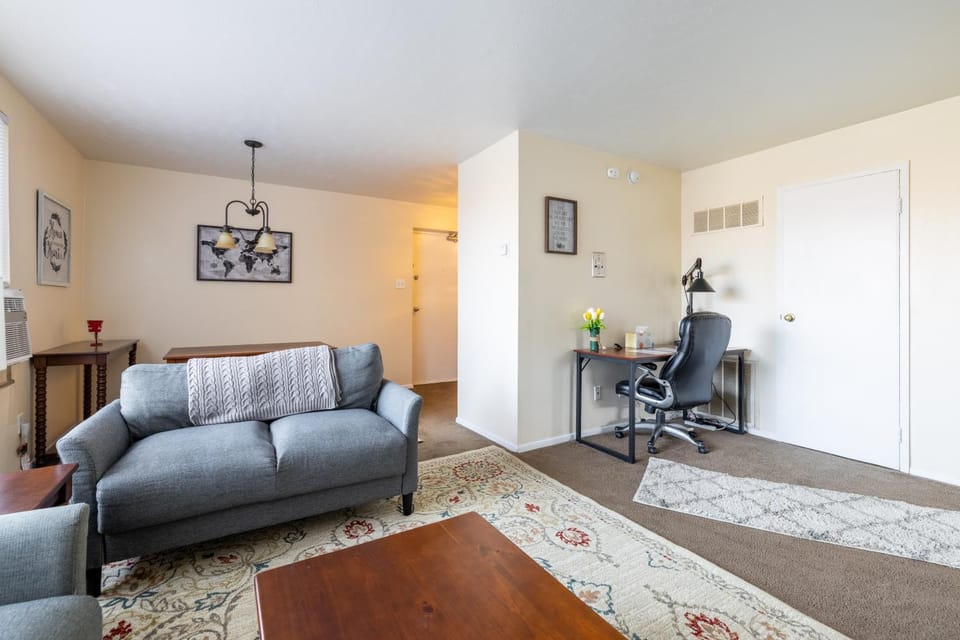 Georgetown Villas 2-1b Ideal for long stays! Apartment in Cleveland Heights