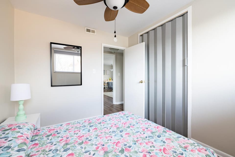 Georgetown Villas 3-2c Close to Cleveland Airport and Fairview Hospital ideal for long stays! Apartment in Cleveland Heights