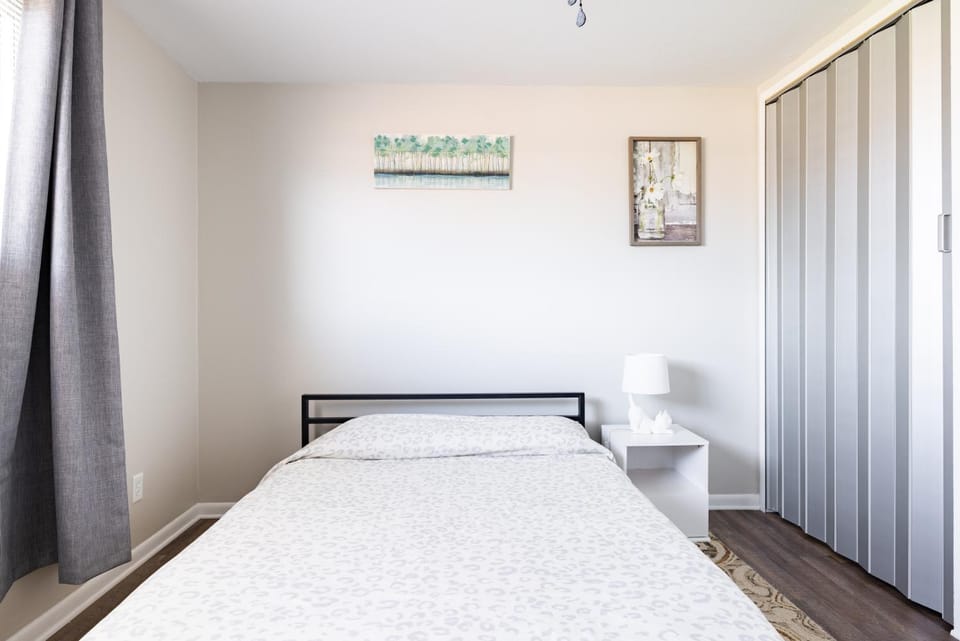 Georgetown Villas 3-2c Close to Cleveland Airport and Fairview Hospital ideal for long stays! Apartment in Cleveland Heights