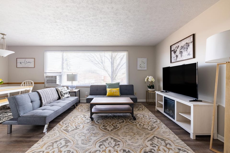 Georgetown Villas 3-2c Close to Cleveland Airport and Fairview Hospital ideal for long stays! Apartment in Cleveland Heights