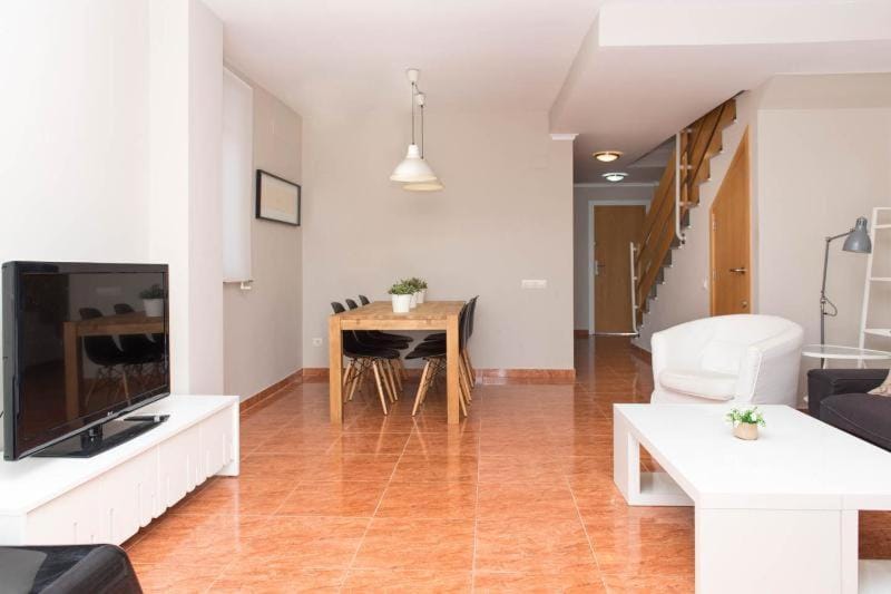 TV and multimedia, Living room, Seating area, Dining area