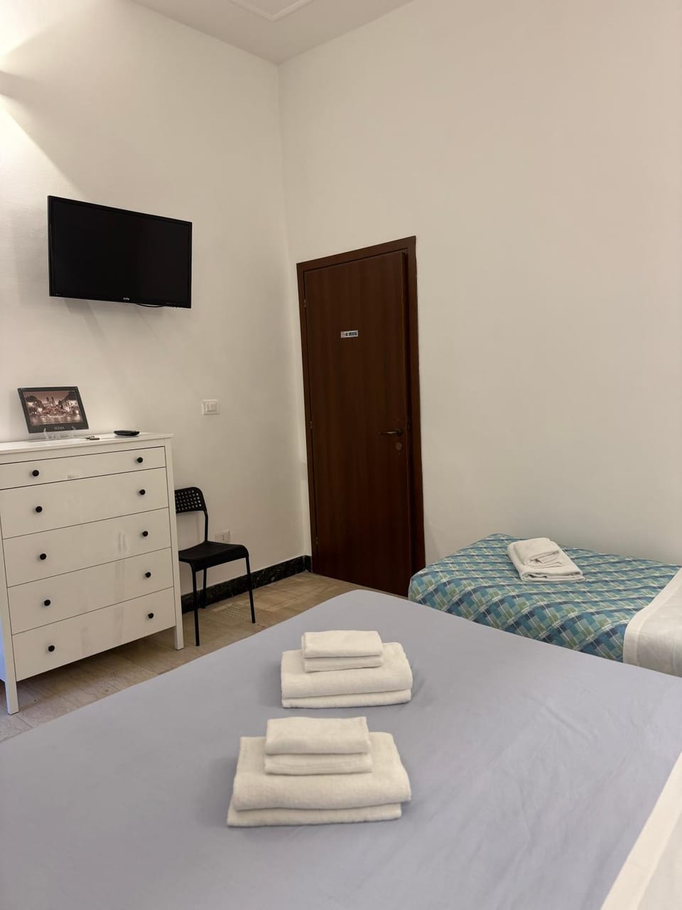 Bed, TV and multimedia, Photo of the whole room, Bedroom, towels, wardrobe