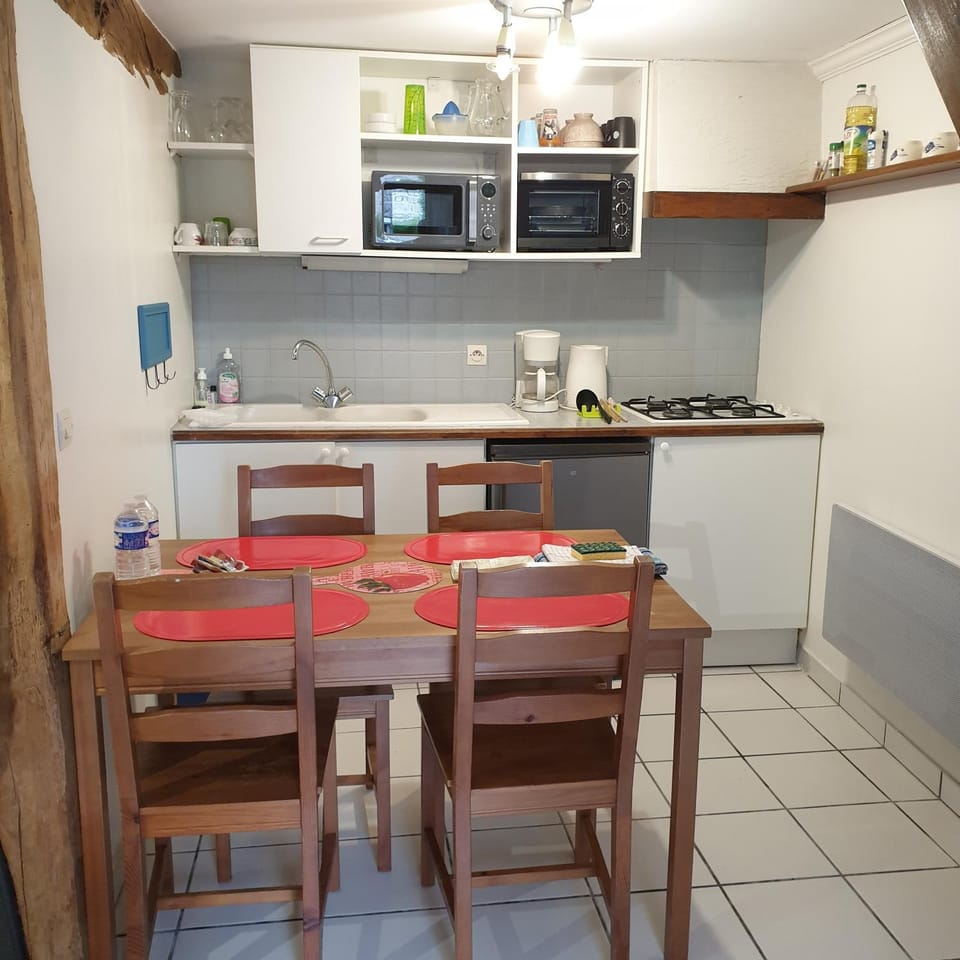 Kitchen or kitchenette, Dining area