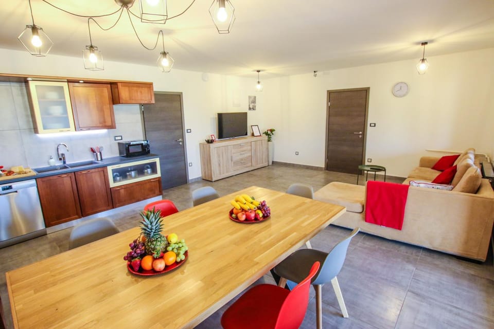 Kitchen or kitchenette, Living room, Seating area, Dining area